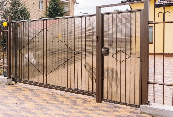 Купить ворота из профлиста с элементами ковки, с металлическими столбами в рамке или под дерево в Лангепасе от 158490 руб